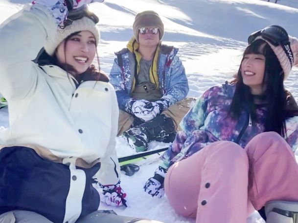 【ゲレンデナンパ】雪のように白い肌の女子大生2人組を口説いて、飲み会でエッチな展開に！オモチャで敏感ボディを責められ、びしょ濡れになるほど感じまくるドスケベ女子大生！！