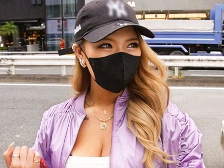 【ギャルJDのデカチン体験】『そんなの無理ぃ…』手マンでビショ濡れ潮吹き！マングリ返しで激ピストンされ、痙攣イキする姿がヤバい！女子大生ギャルの敏感ボディが乱れまくる♡