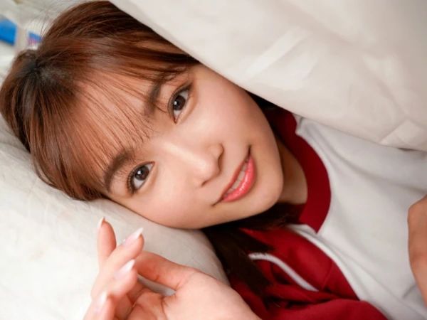 【巨乳彼女と保健室で秘密のイチャラブ】「ねえ、ちょっとだけ…」制服のままエッチな誘惑！巨乳彼女とフェラや手コキから生ハメまで、誰も来ない保健室でたっぷり中出しセックス♡